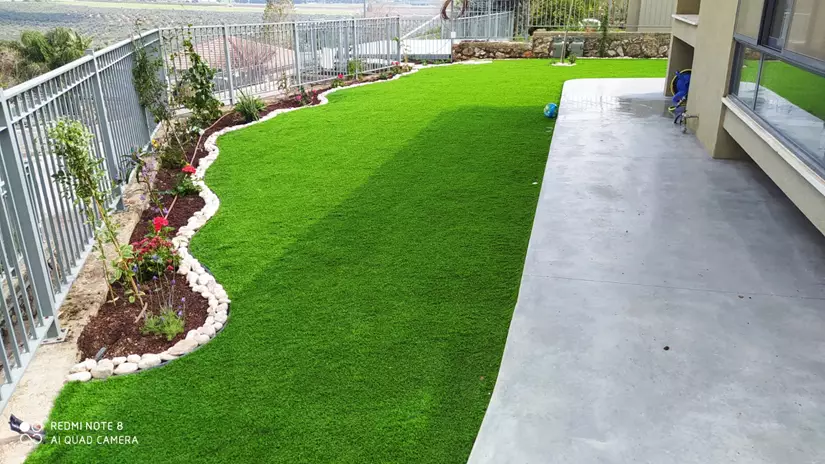 התקנת דשא סינתטי בבניין